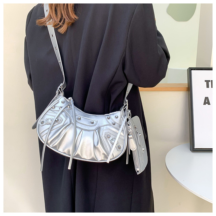Diagonal pleated single shoulder women's retro rivet bag