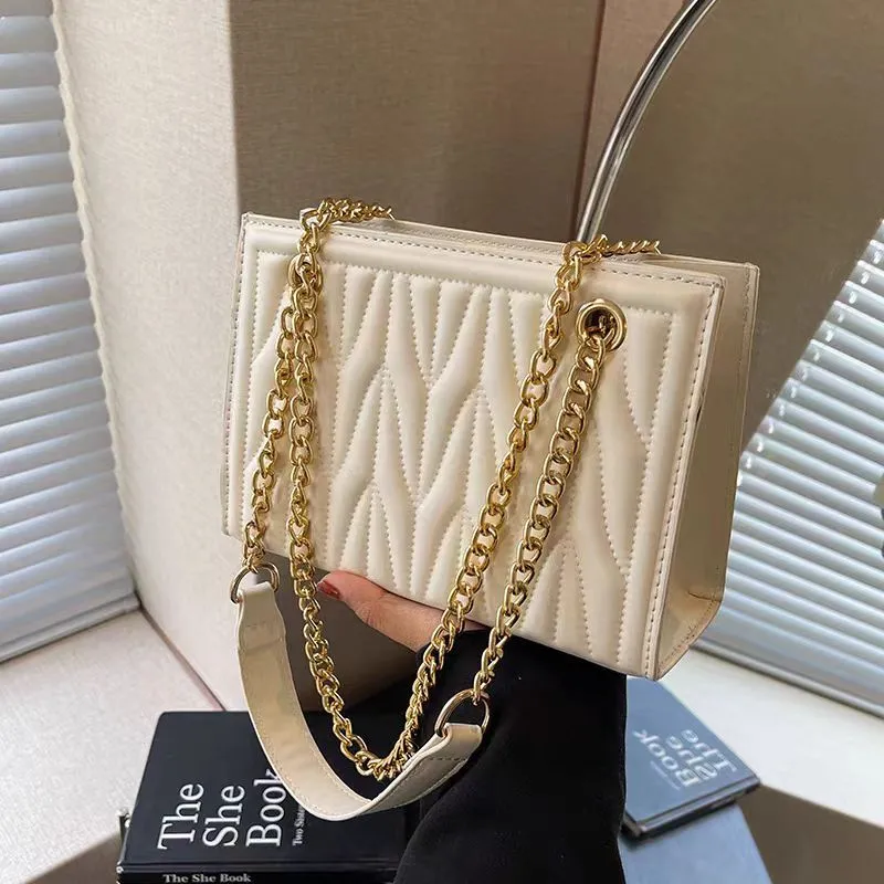 Amy Rabbit Women's Bag 2024 New Fashion Chain Niche Design Versatile Commuter Embroidery Design Shoulder Messenger Bag