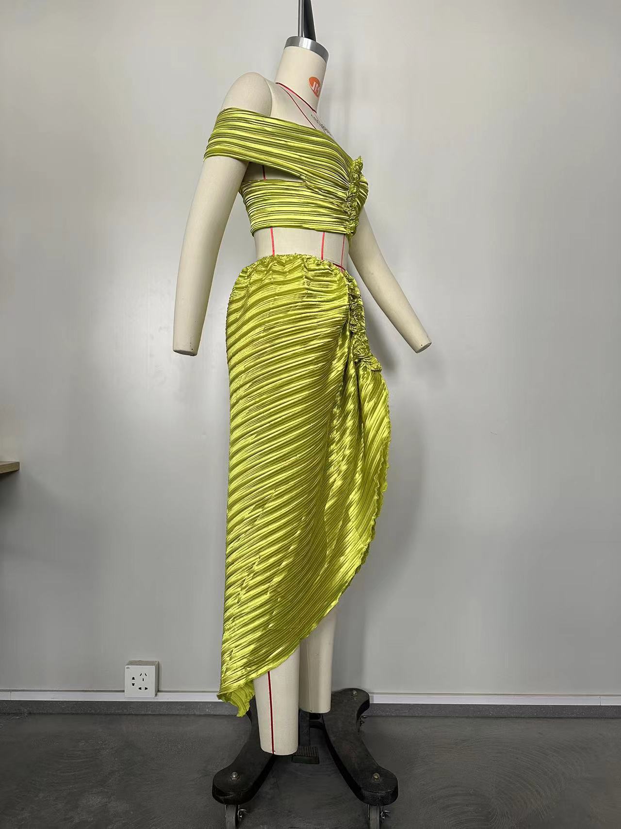 Women Solid Pleated Off Shoulder Top and Skirt Two-Piece Set