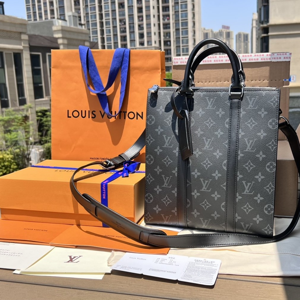 LV164396 men's bag